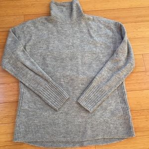 Womans lg gap turtleneck sweater